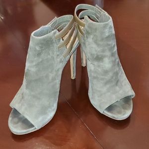 Vince Camuto Hunter Green suede booties, size 6